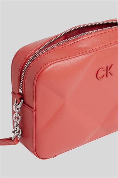 Calvin Klein Kadın Logolu Zincir Detaylı Askılı Omuz Çantası Kırmızı