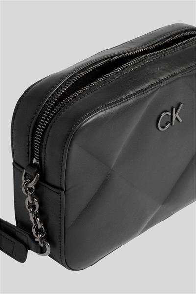 Calvin Klein Kadın Logolu Zincir Detaylı Askılı Omuz Çantası Siyah