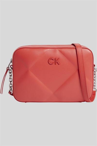 Calvin Klein Kadın Logolu Zincir Detaylı Askılı Omuz Çantası Kırmızı