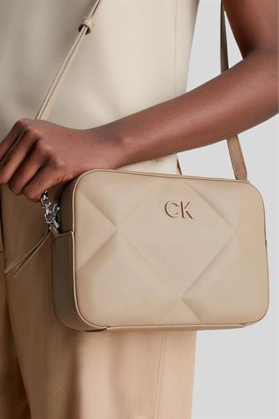 Calvin Klein Kadın Logolu Zincir Detaylı Askılı Omuz Çantası Bej