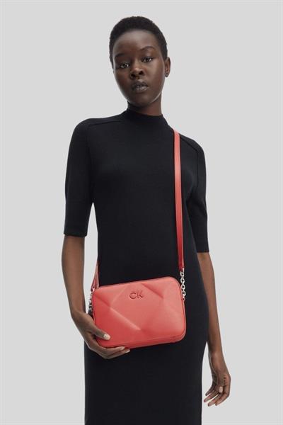 Calvin Klein Kadın Logolu Zincir Detaylı Askılı Omuz Çantası Kırmızı