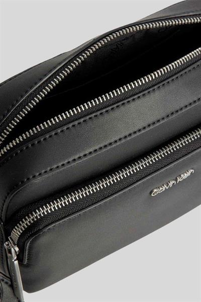 Calvin Klein Kadın Marka Logolu Askılıklı Fermuarlı Omuz Çantası Siyah