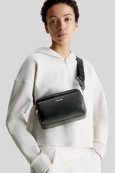 Calvin Klein Kadın Marka Logolu Askılıklı Fermuarlı Omuz Çantası Siyah