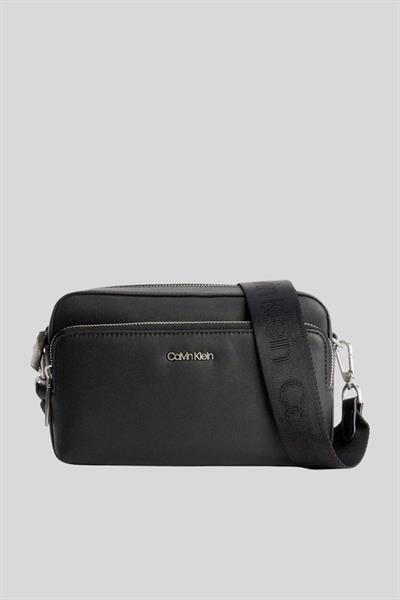 Calvin Klein Kadın Marka Logolu Askılıklı Fermuarlı Omuz Çantası Siyah