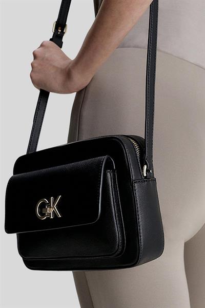 Calvin Klein Kadın Marka Logolu Ayarlanabilir Askılı Omuz Çanta Siyah