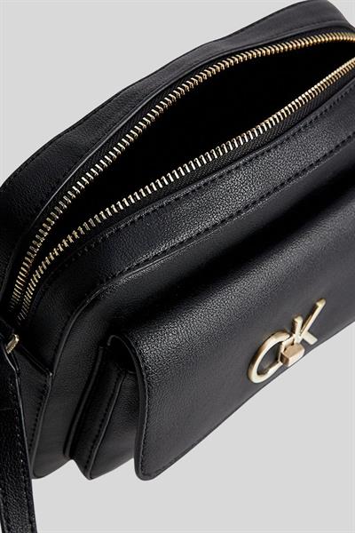 Calvin Klein Kadın Marka Logolu Ayarlanabilir Askılı Omuz Çanta Siyah