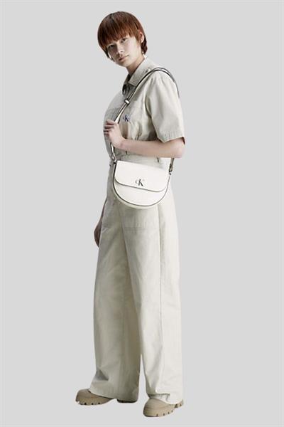 Calvin Klein Kadın Monogram Omuz Çantası Beyaz