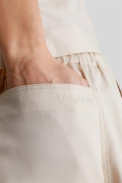 Calvin Klein Kadın Rahat Klasik Şort Bej