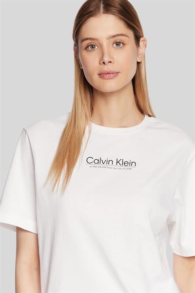 Calvin Klein Kadın Yuvarlak Yaka Logo Grafik T-Shirt Beyaz