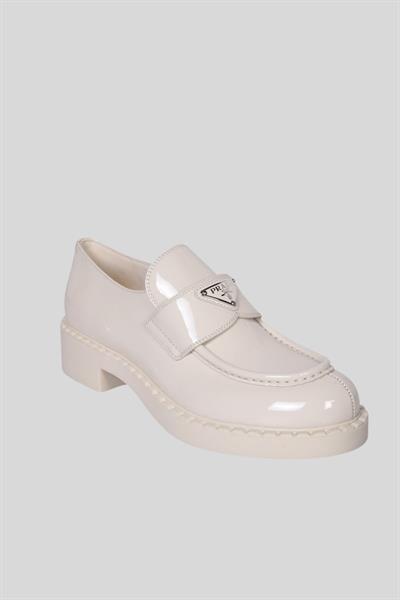 Prada Kadın Üçgen Logo Plakalı Deri Mokasen Ayakkabı Beyaz