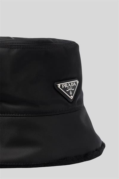 Prada Kadın Üçgen Logo Plakalı İçi Kürklü Re-Nylon Balıkçı Şapkası Siyah