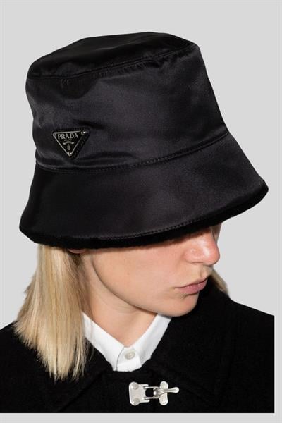 Prada Kadın Üçgen Logo Plakalı İçi Kürklü Re-Nylon Balıkçı Şapkası Siyah
