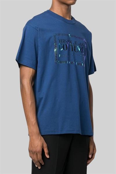 Versace Jeans Couture Erkek Ortasında Yeşil Yanardöner Kare Logolu T-Shirt Mavi