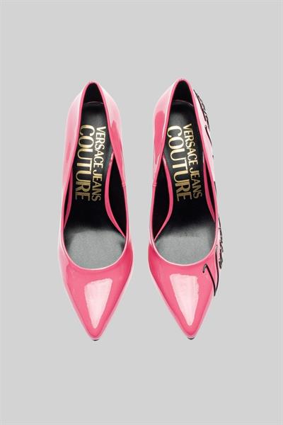 Versace Jeans Couture Kadın Kabartmalı Logolu Patentli Topuklu Ayakkabı Pembe