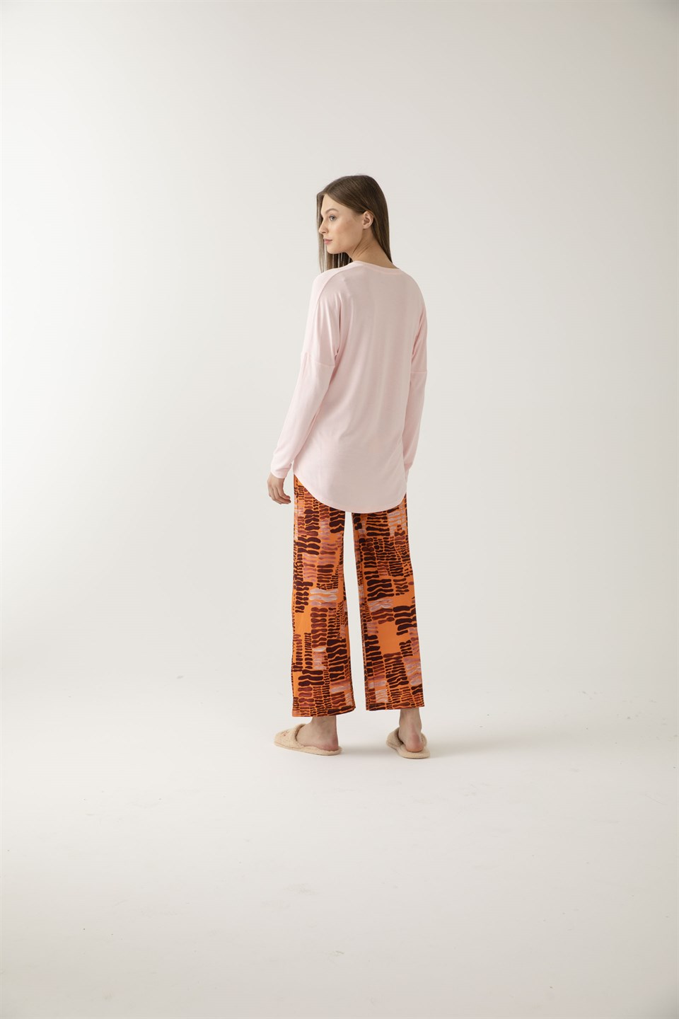 Pudra Renk V Yakalı Tarçın Desenli Pijama Takımı