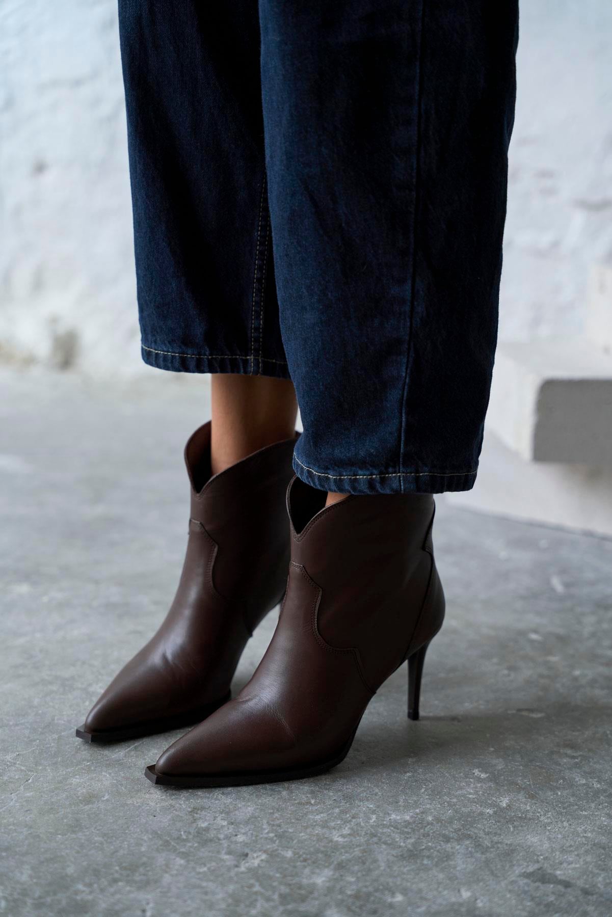 HELLA KAHVE DERİ TOPUKLU BOT