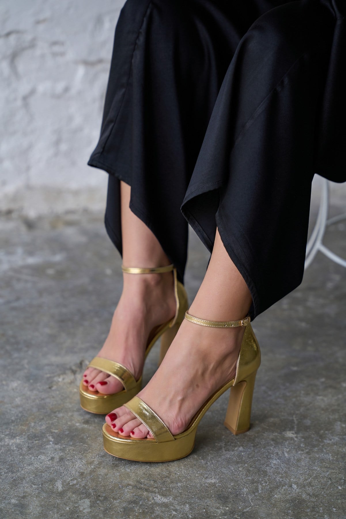 MAORY GOLD DERİ TOPUKLU AYAKKABI