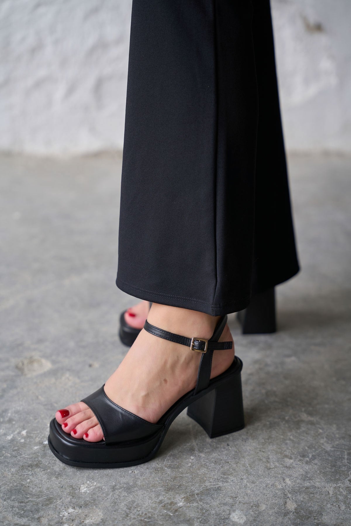 PETİT SİYAH DERİ TOPUKLU AYAKKABI