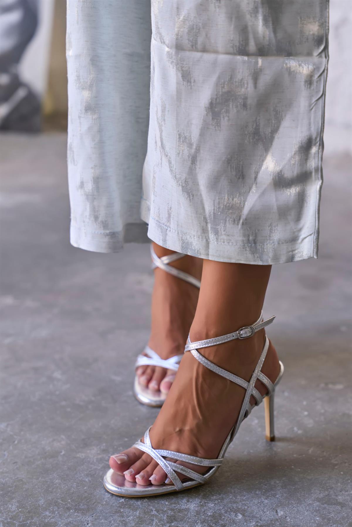 LEONS GÜMÜŞ DERİ TOPUKLU AYAKKABI 
