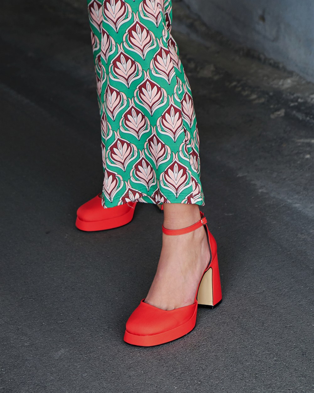 AMY KIRMIZI PLATFORM 