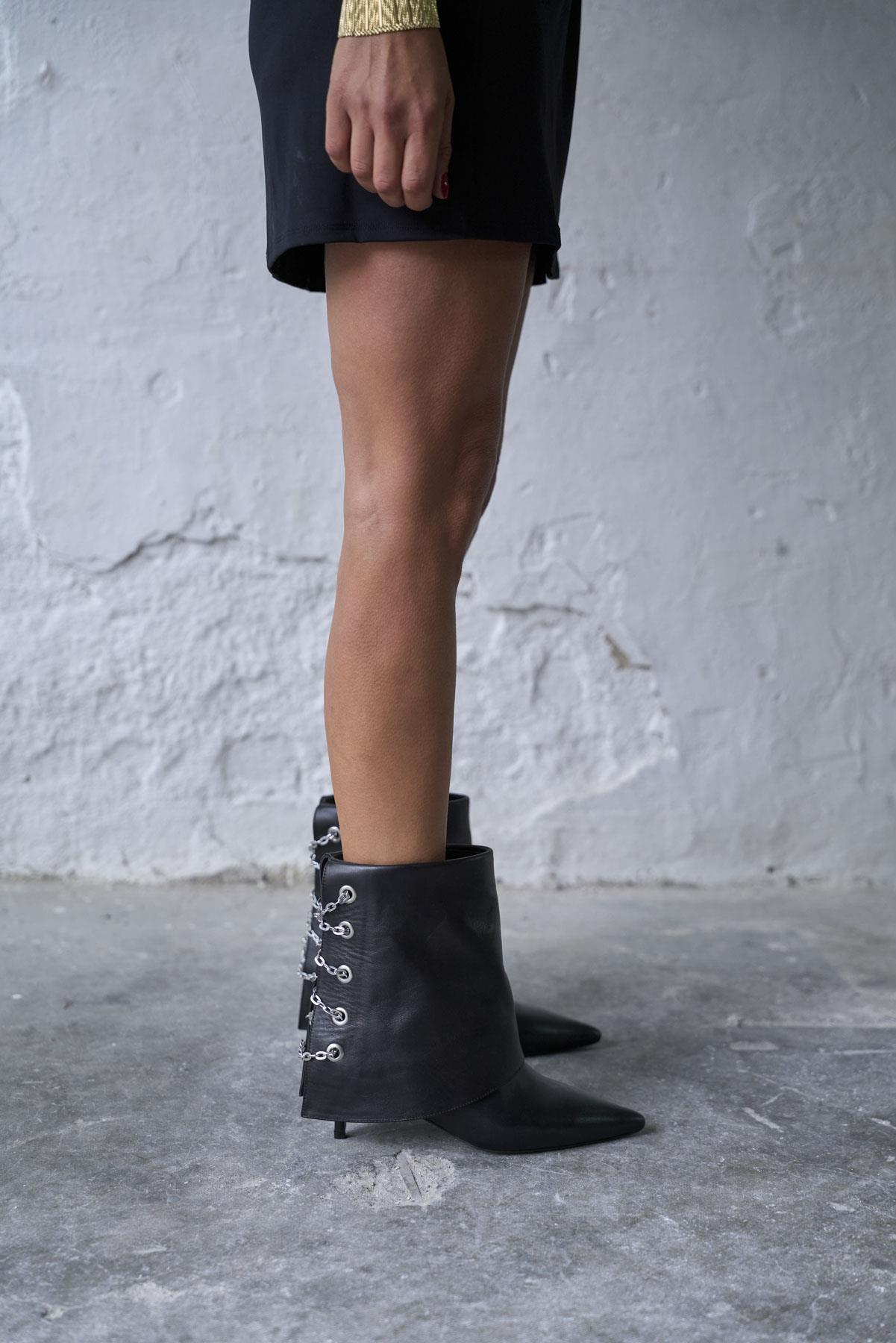 BATUS SİYAH DERİ TOPUKLU BOT