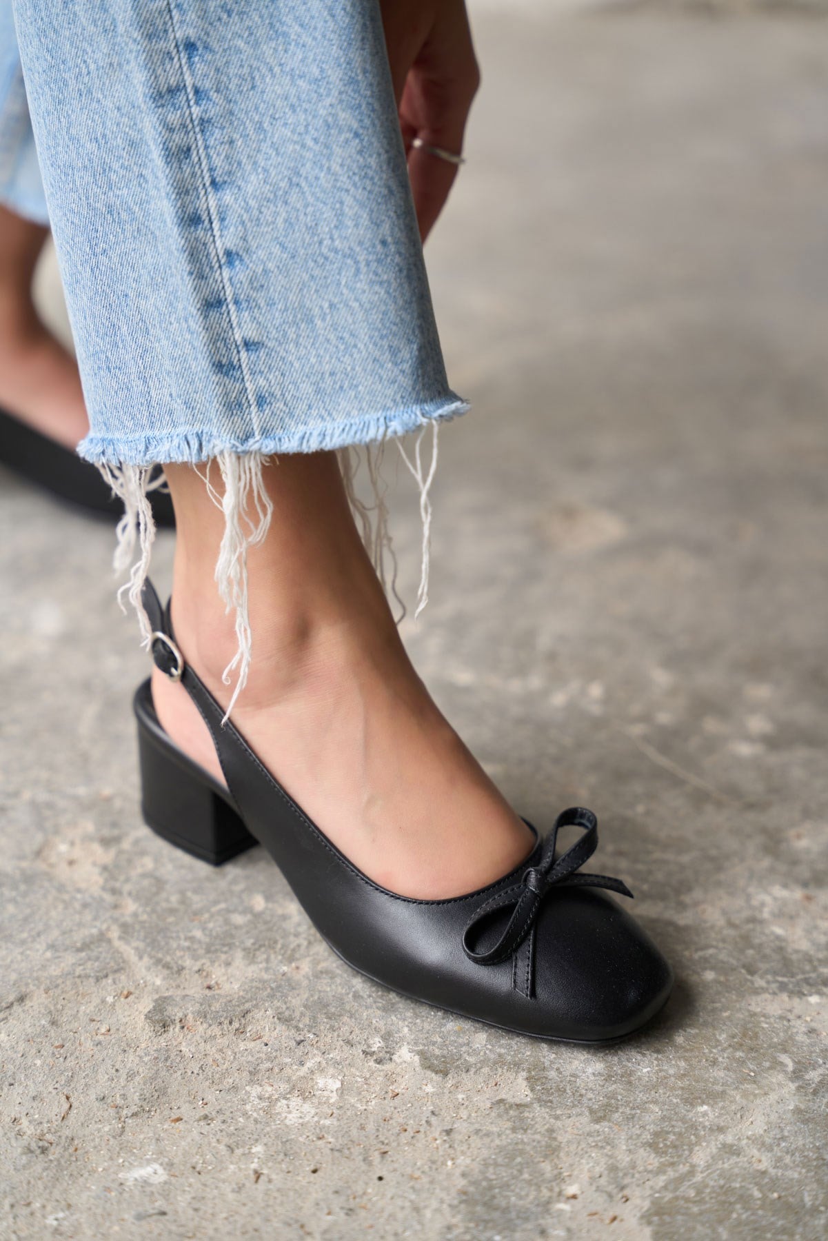 BEND SİYAH DERİ TOPUKLU AYAKKABI