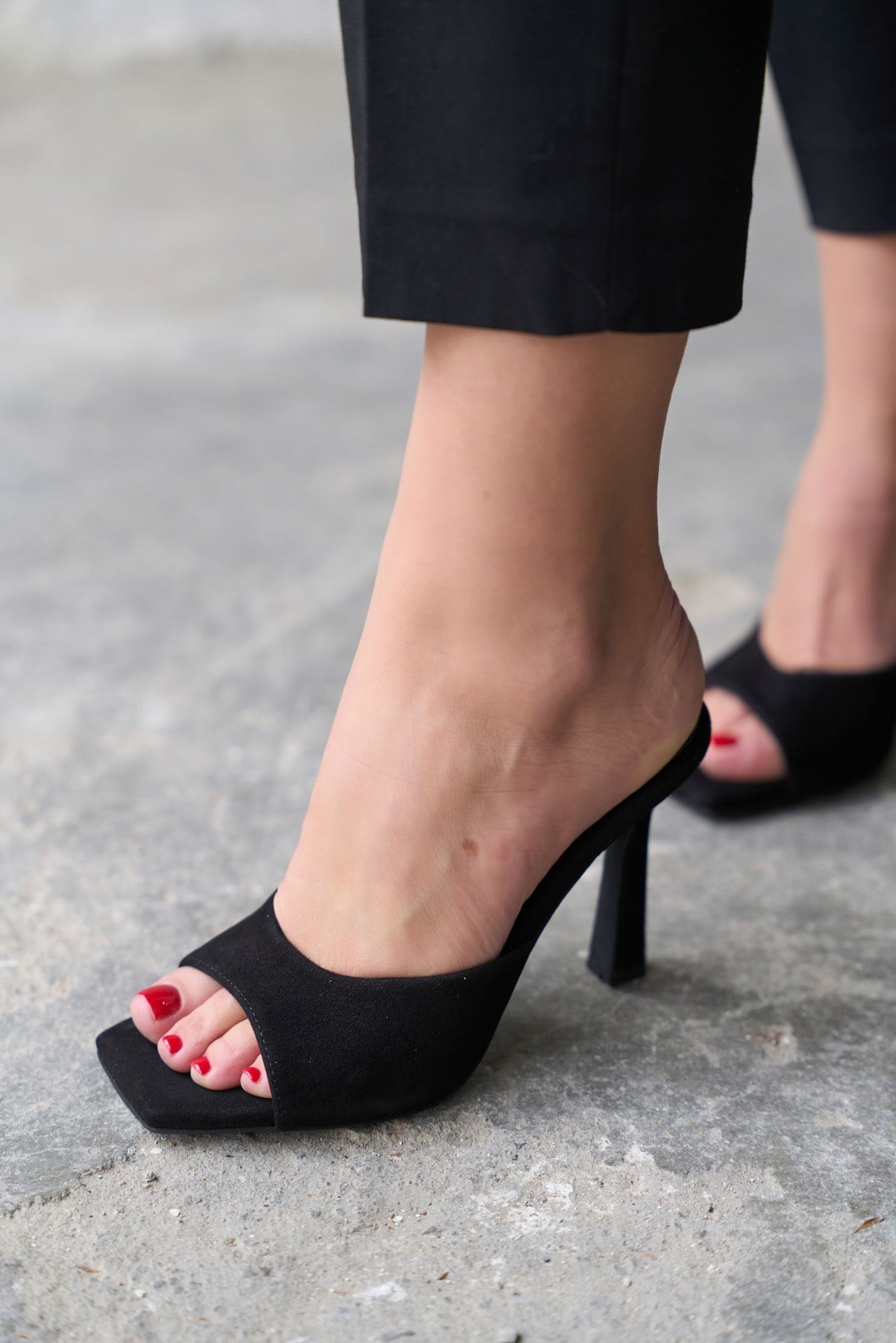 ELİP SİYAH SÜET TOPUKLU TERLİK