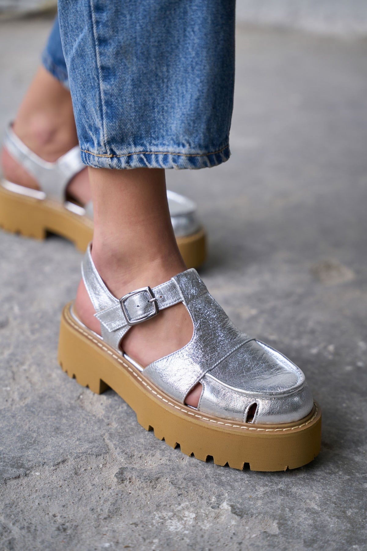 GODE GÜMÜŞ DERİ SANDALET 