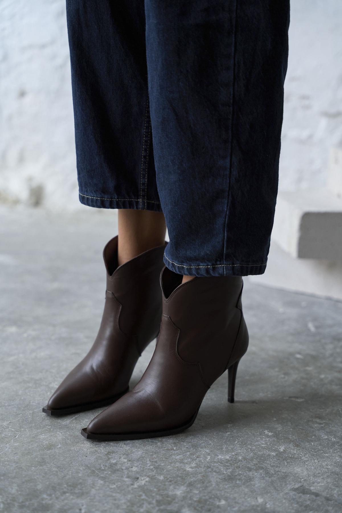 HELLA KAHVE DERİ TOPUKLU BOT