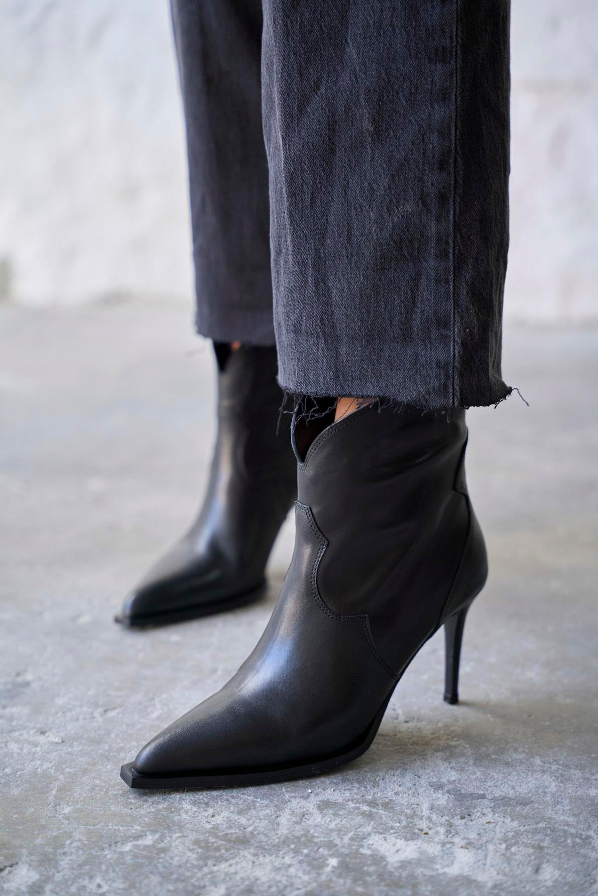 HELLA SİYAH DERİ TOPUKLU BOT