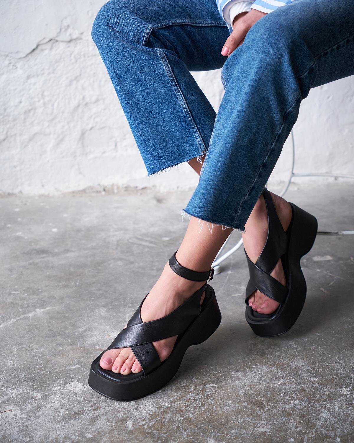 JENNA SİYAH DERİ SANDALET