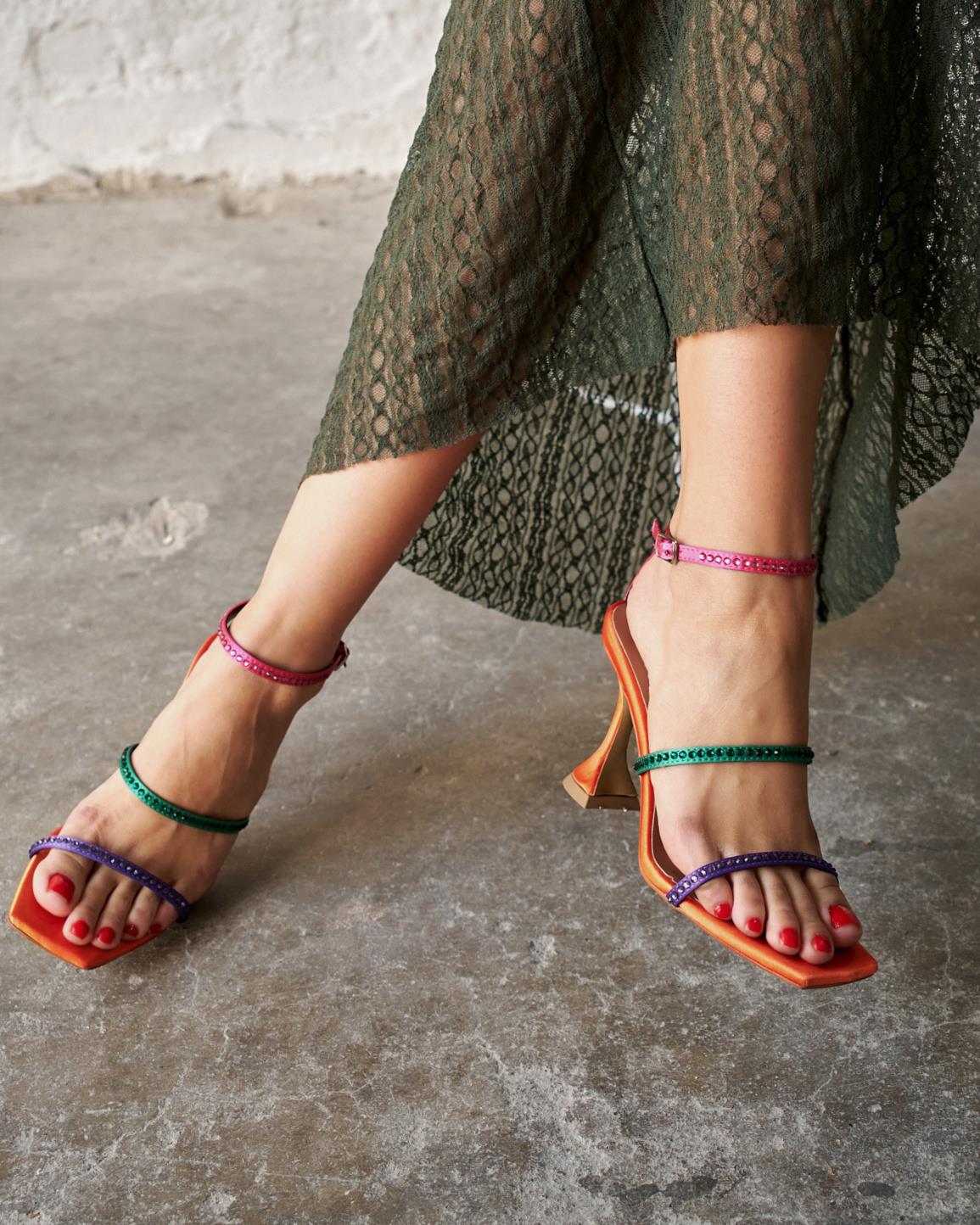 LAX RENKLİ TOPUKLU AYAKKABI 