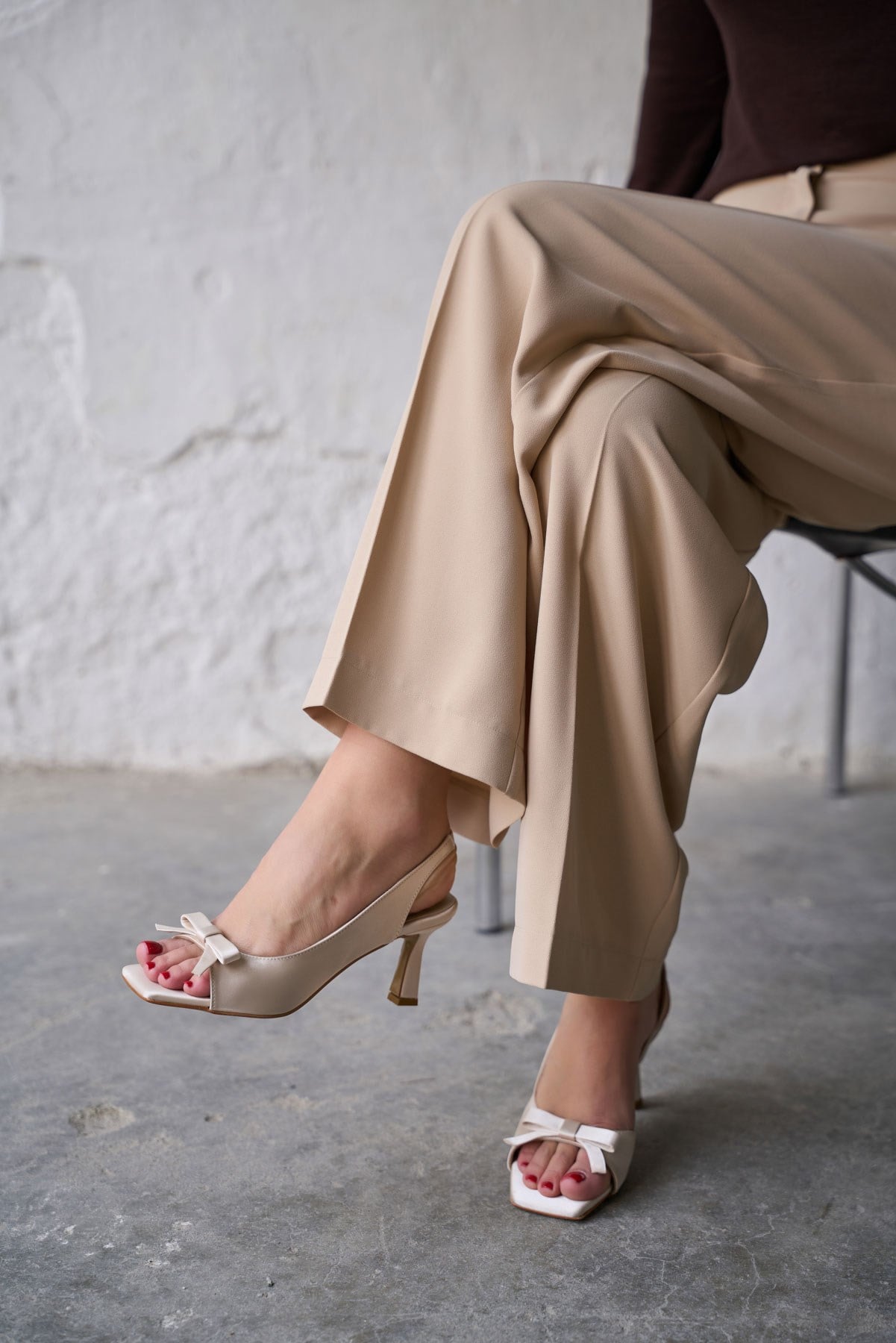 LİONİ BEJ SATEN TOPUKLU AYAKKABI