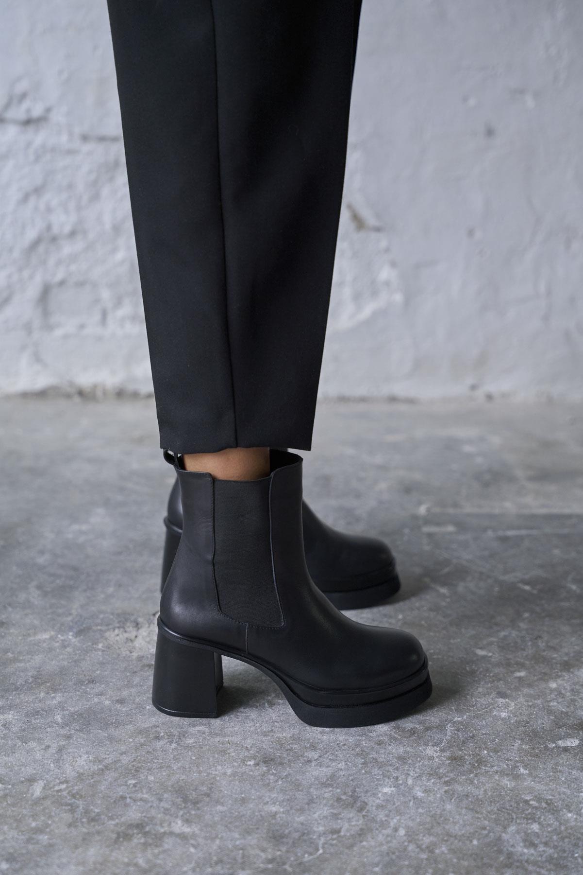 MELODY SİYAH DERİ TOPUKLU BOT