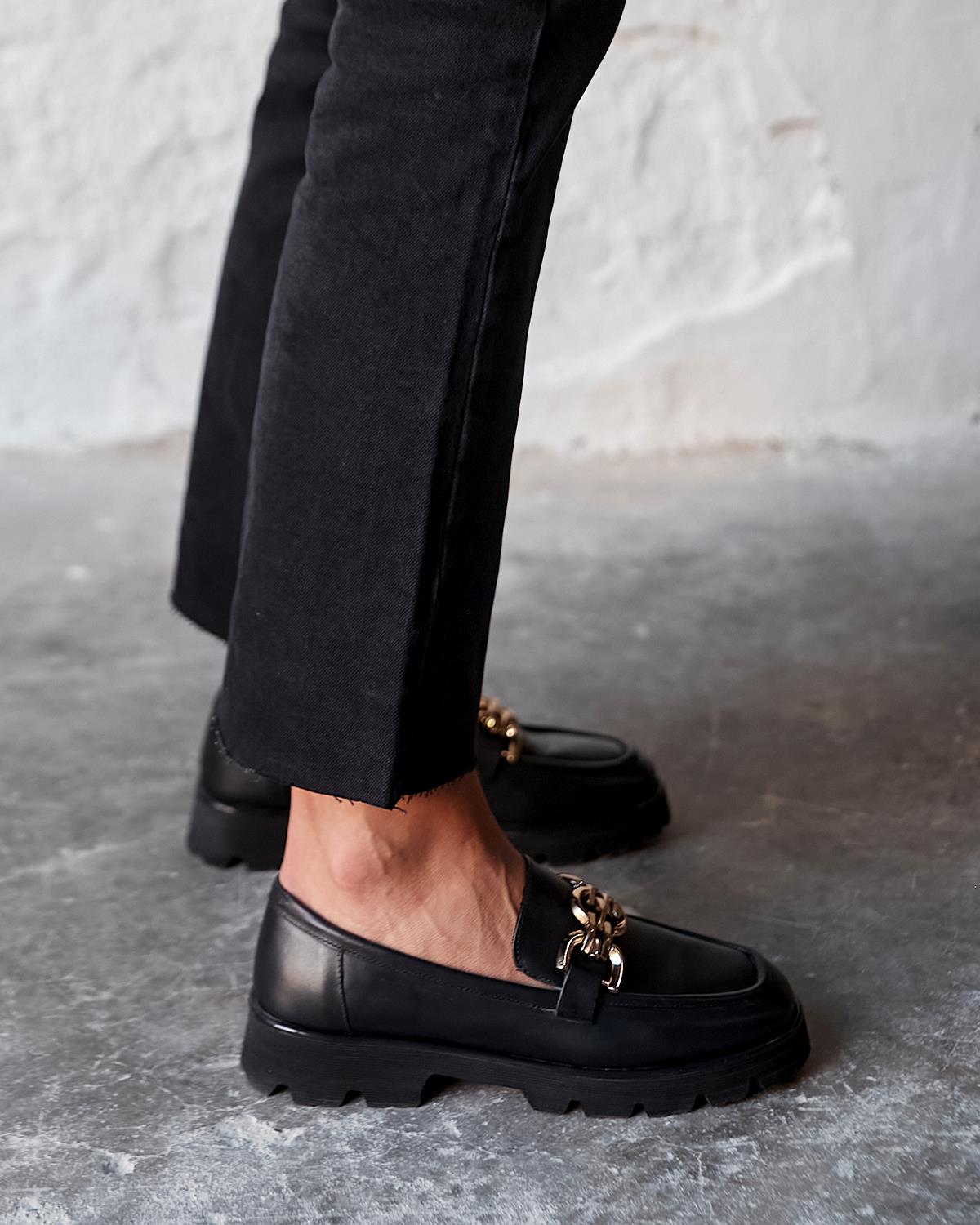 MOLDE SİYAH DERİ MAKOSEN 