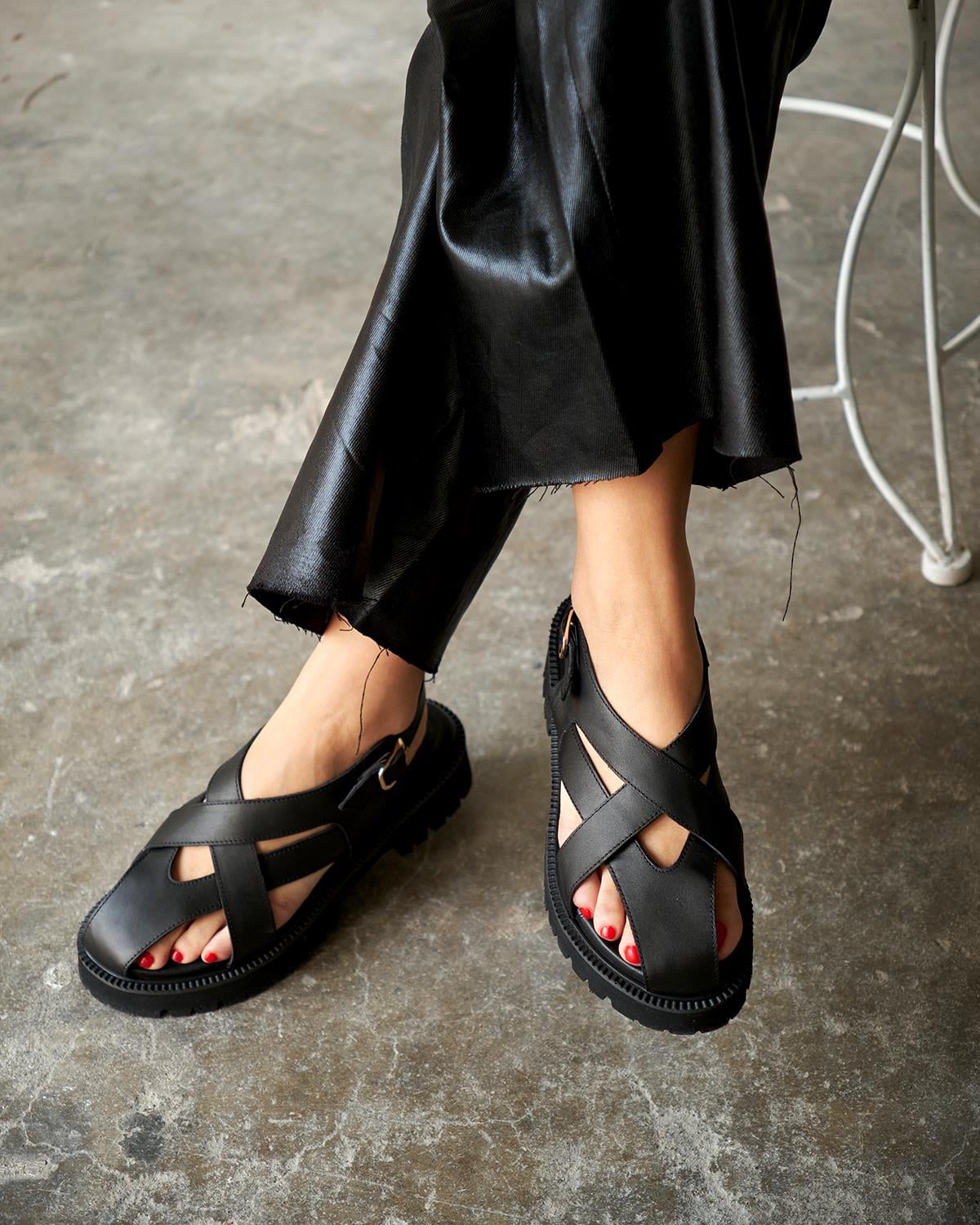 TREYS SİYAH DERİ SANDALET