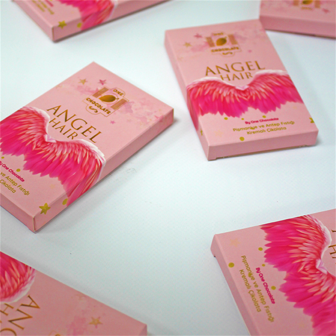 Angel Hair Chocolate Antep Fıstığı Kremalı ve Pişmaniyeli Ruby Çikolata 80gram