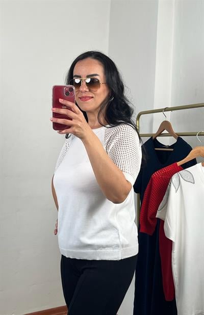 AJUR DETAYLI KISA KOLLU BEYAZ TRİKO BLUZ