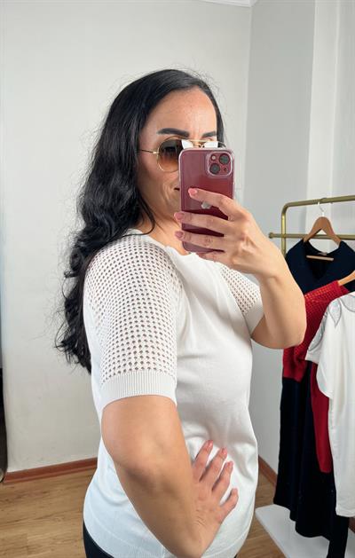 AJUR DETAYLI KISA KOLLU BEYAZ TRİKO BLUZ