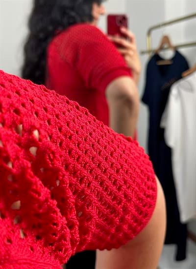 AJUR DETAYLI KISA KOLLU KIRMIZI TRİKO BLUZ