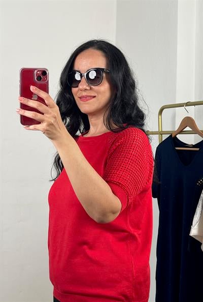 AJUR DETAYLI KISA KOLLU KIRMIZI TRİKO BLUZ