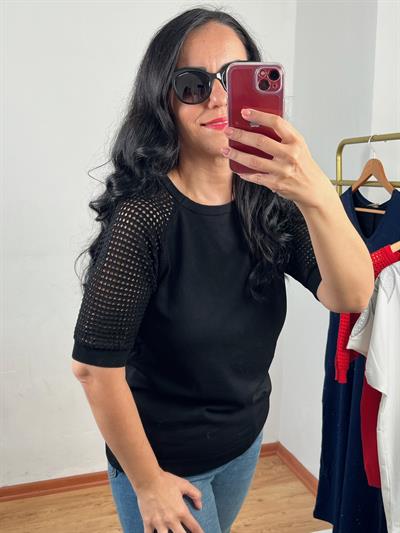 AJUR DETAYLI KISA KOLLU SİYAH TRİKO BLUZ