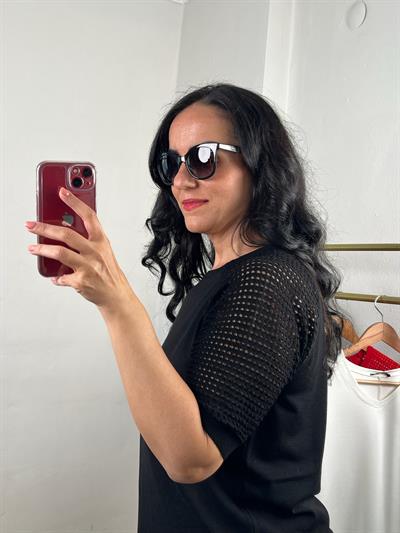 AJUR DETAYLI KISA KOLLU SİYAH TRİKO BLUZ