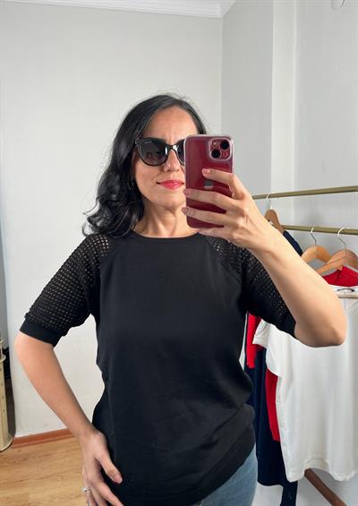 AJUR DETAYLI KISA KOLLU SİYAH TRİKO BLUZ