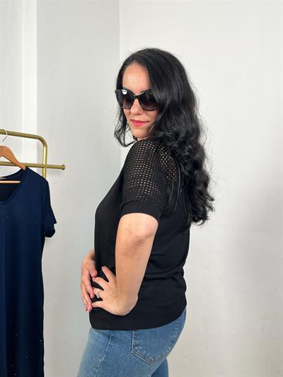 AJUR DETAYLI KISA KOLLU SİYAH TRİKO BLUZ