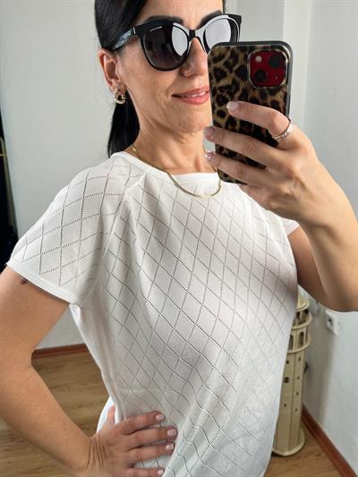 BAKLAVA DESENLİ KISA KOLLU BEYAZ TRİKO BLUZ