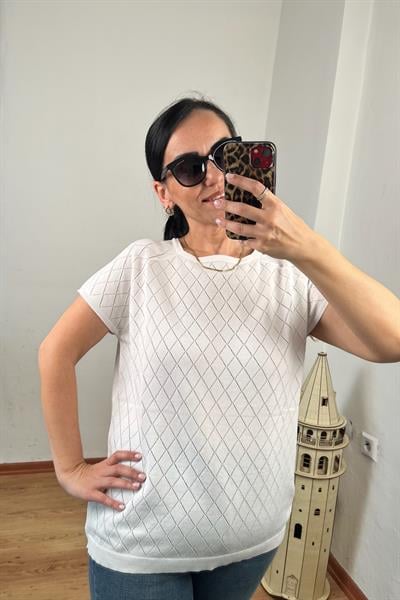 BAKLAVA DESENLİ KISA KOLLU BEYAZ TRİKO BLUZ