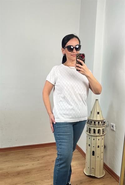 BAKLAVA DESENLİ KISA KOLLU BEYAZ TRİKO BLUZ