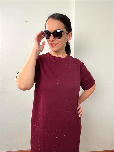 BİSİKLET YAKA ÖNÜ TAŞLI TEK YIRTMAÇLI BORDO ELBİSE