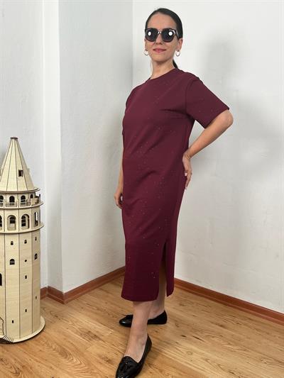 BİSİKLET YAKA ÖNÜ TAŞLI TEK YIRTMAÇLI BORDO ELBİSE